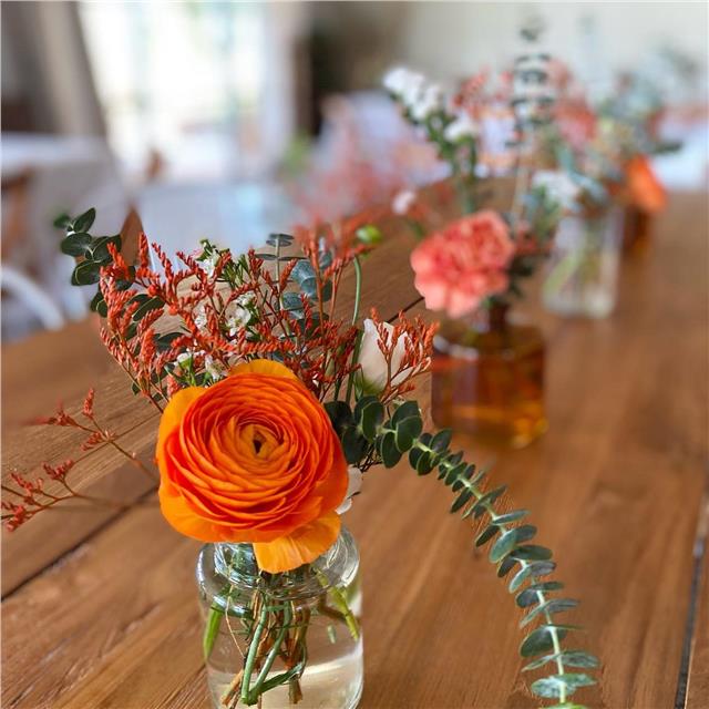 MARIE & HUGOUn petit aperçu des décorations florales du dîner.On est passé avant que le traiteur ne dresse les tables.Des chemins de petits vases fleuris avec une touche d’orange lumineux.C’était le week-end dernier et les chanceux ont eu un temps de rêve… on ne peut pas en dire autant d’aujourd’hui.La fête fut belle à Bardos @domaineetxezahar .On les embrasse bien fort!#mariage #mariagepaysbasque #bardos #mariagebiarritz #mariage2023 #fleuristebiarritz #vasefleuri #centredetable #decorationdetable #centredetablemariage #berryfleursdebiarritz #fleuristemariage