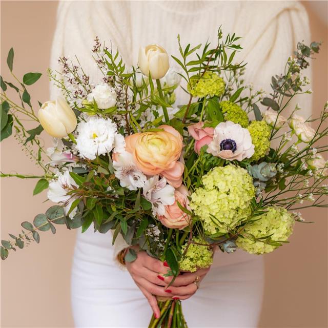 Vous pouvez commander vos bouquets directement sur notre site de vente en ligne. C’est le moment de le découvrir si vous ne le connaissez pas déjà !😉En ce moment le bouquet MILADY est à l’honneur.Des fleurs de saison à partir de 45 € (photos)📷 @studio_255 #printemps #bouquetdefleurs #fleursdesaison #artisanfleuriste #fleuristebiarritz #fleuristepaysbasque #livraisondefleursbiarritz #livraison_à_domicile #livraisondefleursbayonne #livraisondefleursanglet #tulipedementon #tulipe #renoncule #fleursdefrance #anemone #genet