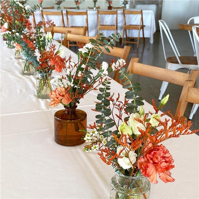 MARIE & HUGOUn petit aperçu des décorations florales du dîner.On est passé avant que le traiteur ne dresse les tables.Des chemins de petits vases fleuris avec une touche d’orange lumineux.C’était le week-end dernier et les chanceux ont eu un temps de rêve… on ne peut pas en dire autant d’aujourd’hui.La fête fut belle à Bardos @domaineetxezahar .On les embrasse bien fort!#mariage #mariagepaysbasque #bardos #mariagebiarritz #mariage2023 #fleuristebiarritz #vasefleuri #centredetable #decorationdetable #centredetablemariage #berryfleursdebiarritz #fleuristemariage