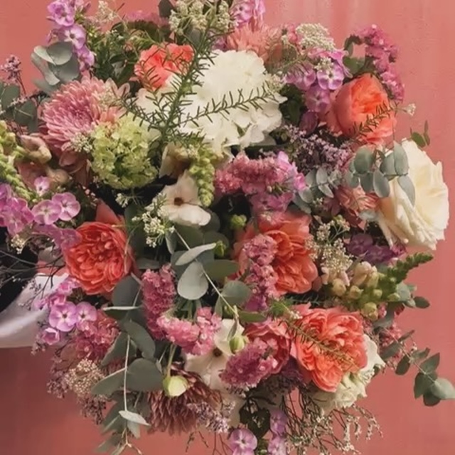 Encore un big bouquet pour cette personne gâtée aujourd’hui pour son anniversaire !!! #bouquetdefleurs #anniversaire #hoteldupalais #artisanfleuriste #fleuristebiarritz