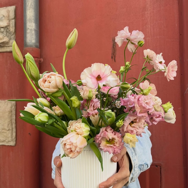 Tulipes de chez @fleurspott et renoncules « butterfly » , des fleurs de saison chez @hermes Biarritz. Chaque semaine, de nouvelles créations dans la merveilleuse boutique de Biarritz. #mode #luxe #fleuristebiarritz #berryfleursdebiarritz #biarritz