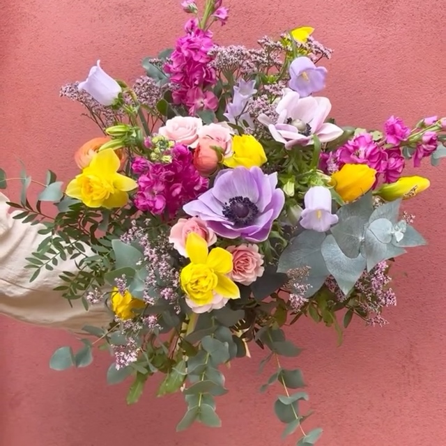 Esprit COLORFUL, à retrouver sur la boutique en ligne. #fleursdesaison #fleuristebiarritz #livraisonbiarritz #bouquetdefleurs #artisanfleuriste
