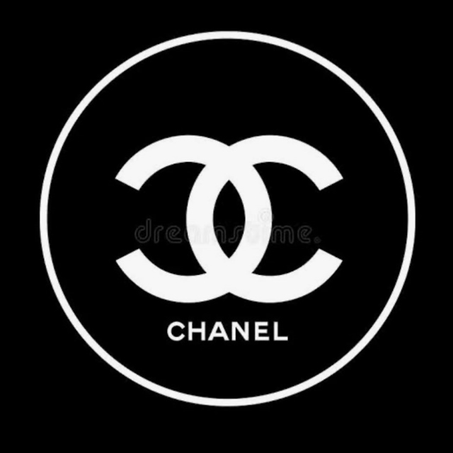 Quelle élégance ! Le chic à la française, tout sonne juste dans ce défilé signé @matthieu_blazy . Aucune fausse note sinon celle de l’excellence . Beauté et raffinement , un plaisir pour les sens. Une réussite totale.