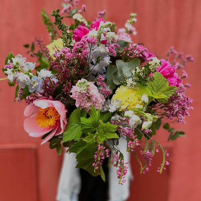 Nouveautés disponibles en ligne ! https://berry-biarritz.com/ Le bouquet SAISON et l’ensemble PIVOINE ET VASE FRAISE sont désormais disponibles sur l’eshop , à l’occasion de la FÊTE DES MAMANS. Vous pouvez commander dès maintenant pour gâter vos mamans. Par téléphone ça fonctionne aussi ( 05.59.41.97.80). #fetedesmères #maman #fetedesmamans #pivoines #fleuriste #fleuristebiarritz #bouquetdefleurs #fleursdesaison #livraisonbiarritz