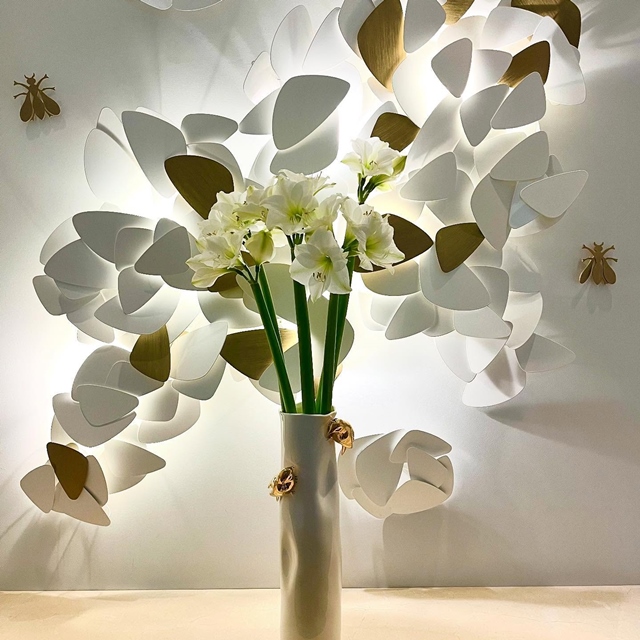 Au détour d’un couloir… Il n’y a nul endroit où les fleurs n’ont pas leur place. Les amaryllis font leur grand retour , l’hiver guette. Vase en porcelaine blanc et oiseaux dorés, en vente à la boutique. 2 tailles disponibles. #fleuriste #fleuristebiarritz #fleuristehoteldeluxe #amaryllis #fleurdesaison #biarritz #hoteldupalais #hoteldupalaisbiarritz #berryfleursdebiarritz