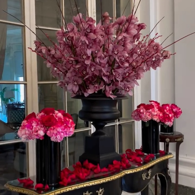 SAINT-VALENTIN 2026 @hoteldupalais L’hôtel ouvre après sa petite fermeture annuelle avec une décoration florale spéciale 14 février. #fleuristebiarritz #fleuriste #hoteldupalais #saintvalentin