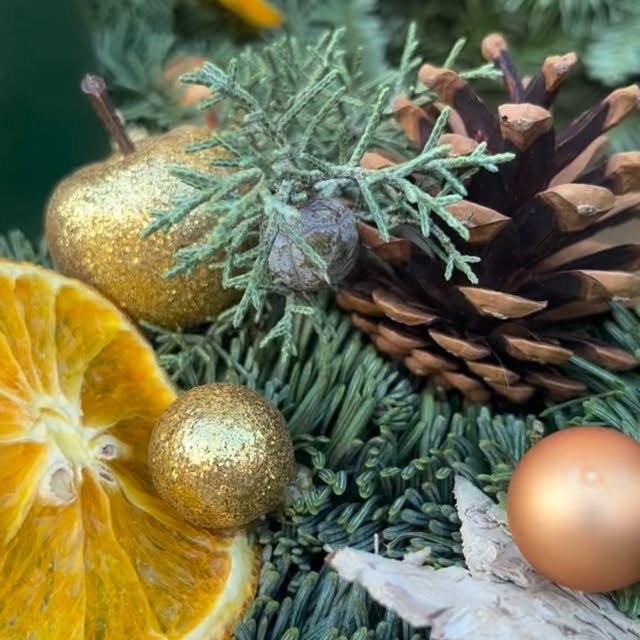 Dimanche c’est l’Avent ! Le compte à rebours est officiellement lancé; une bougie pour chaque dimanche précédent Noël . N’oubliez pas de passer commande pour vos couronnes de bienvenue (de porte). #fleuristebiarritz #fleuriste #berryfleursdebiarritz #livraisonbiarritz #artisanfleuriste #couronnesenoël #christmas #christmaswreath #noël