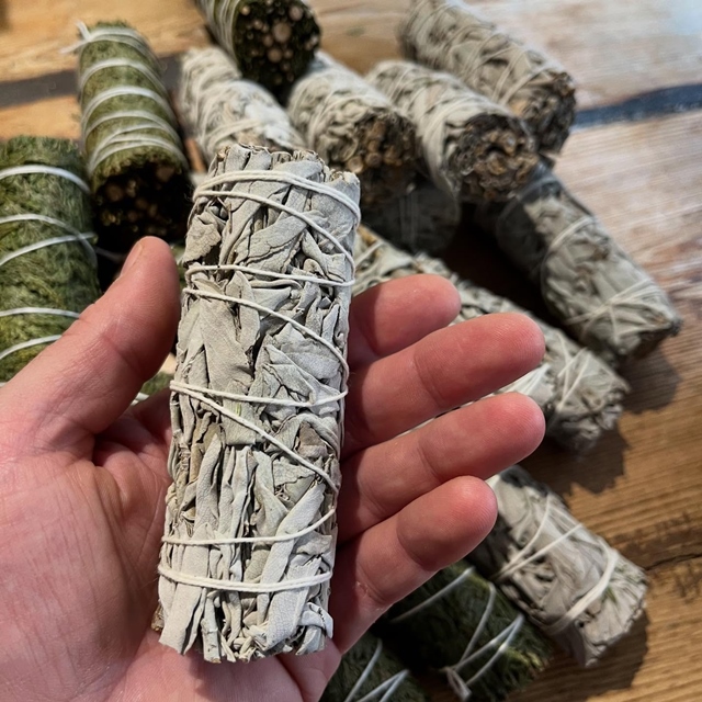 Retour des bâtons de fumigation !!! Sauge blanche et cèdre disponibles dès maintenant en boutique. #batondefumigation #fumigation #saugeblanche #cedre #purification #smudgestick #fleuriste #fleuristebiarritz