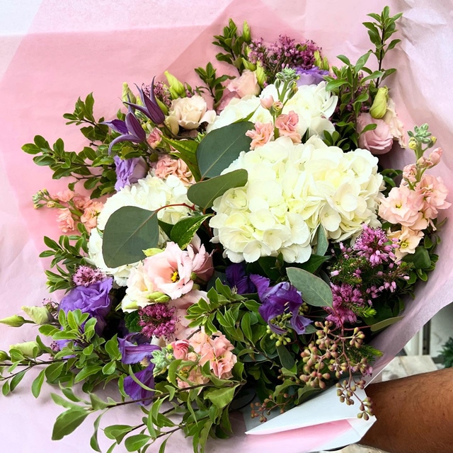 Cela faisait un moment que nous n’avions pas publié de photos. Les raisons sont multiples mais nous revoilà plus présents pour vous partager nos photos de bouquets. Des tons doux et une pointe de lisianthus violet pour un bouquet qui se veut plein de tendresse. #bouquetdefleurs #biarriz #fleurs #livraisondefleurs #berryfleursdebiarritz