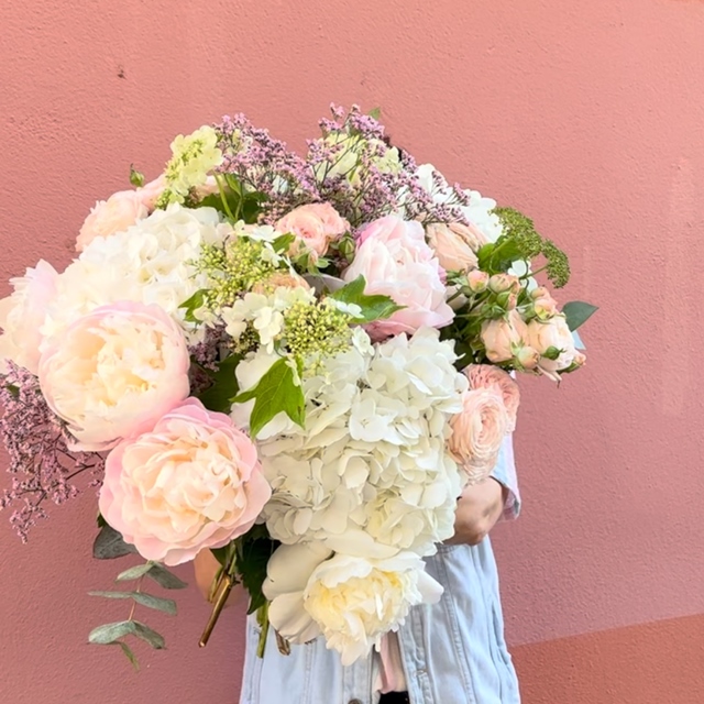 Des remerciements à base de teintes très douces où se mêlent des pivoines Gardenia, des hortensias blancs, du viburnum… Une commande d’outre Atlantique à livrer à @hoteldupalais . #fleuristebiarritz #fleuriste #berryfleursdebiarritz #fleursdesaison #fleurs #bouquetdefleurs #biarritz #livraisonbiarritz #artisanfleuriste #hoteldupalais