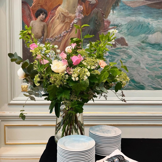 Salon Impérial @hoteldupalais Bouquet buffet. #delphinium #viburnum #oeillet #pivoineblanche #pivoine #limonium #campanule #fleuriste #fleuristehoteldupalais #fleuristebiarritz