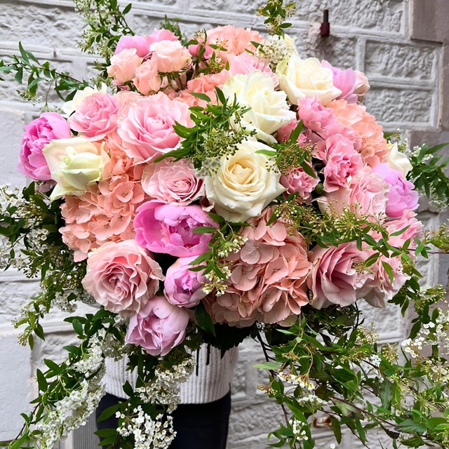 Quoi de mieux pour remonter le moral et fêter un anniversaire en même temps ?! Des fleurs, de la tendresse, de la douceur et le printemps… Si vous voulez le même on est là et on adore vous faire plaisir ! #fleuriste #bouquet #bouquetexclusif #bouquetunique #fleuristebiarritz #pivoine #peony #hortensia #rose