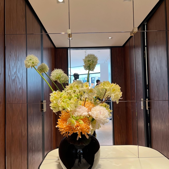 Boutique @chanelofficial Biarritz. NEW bouquet ! #pivoine #rhododendron #biarritz #fleuristebiarritz #berryfleurdebiarritz