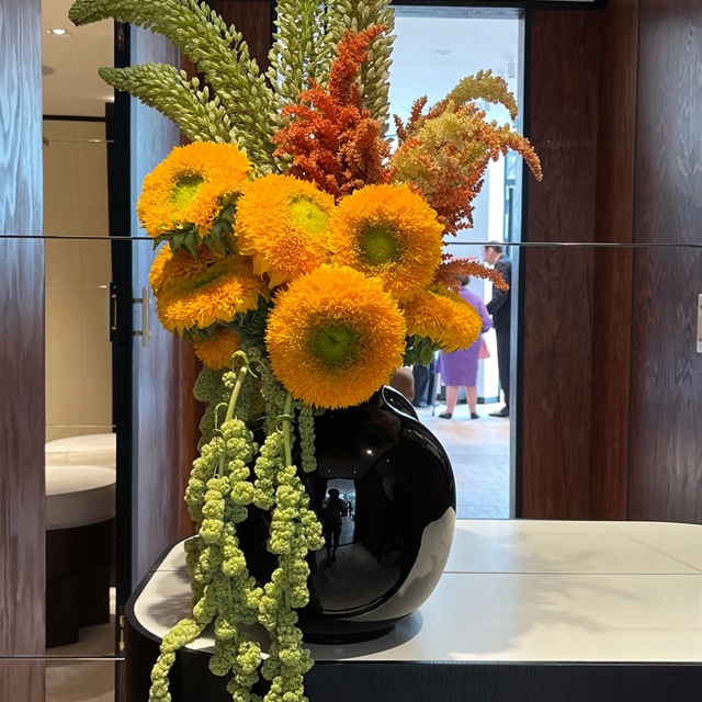 NEW !! Nouvelle création pour la boutique de Biarritz @chanelofficial . #creationflorale #fleuristebiarritz #fleuristemode #luxemadeinfrance #sunflowers