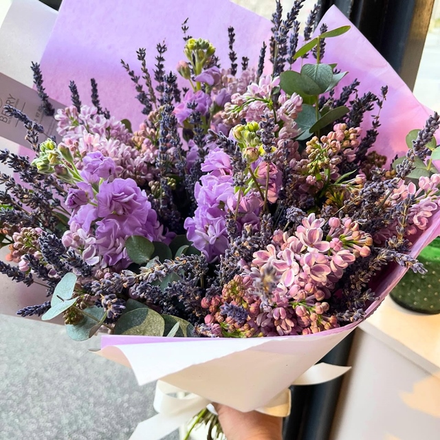 Le mauve , une tendance qui ne faiblit pas ! Une teinte dont on raffole ici. Dans ce bouquet, Lila ,giroflée, lavande… On pourrait y retrouver une jolie anémone , de la clématite, un bel hortensia, les fleurs aux teintes aubes ne manquent pas. #saintvalentin #fleuristebiarritz #bouquetdefleurs #livraisonbiarritz #livraisondefleurs