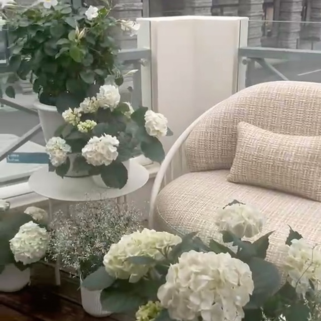 Végétalisation de la terrasse d’Hermès Biarritz pour la réalisation d’une vidéo à l’occasion des 100 ans de la marque. #terrasse #évènement #luxe #fleuristebiarritz #berryfleursdebiarritz