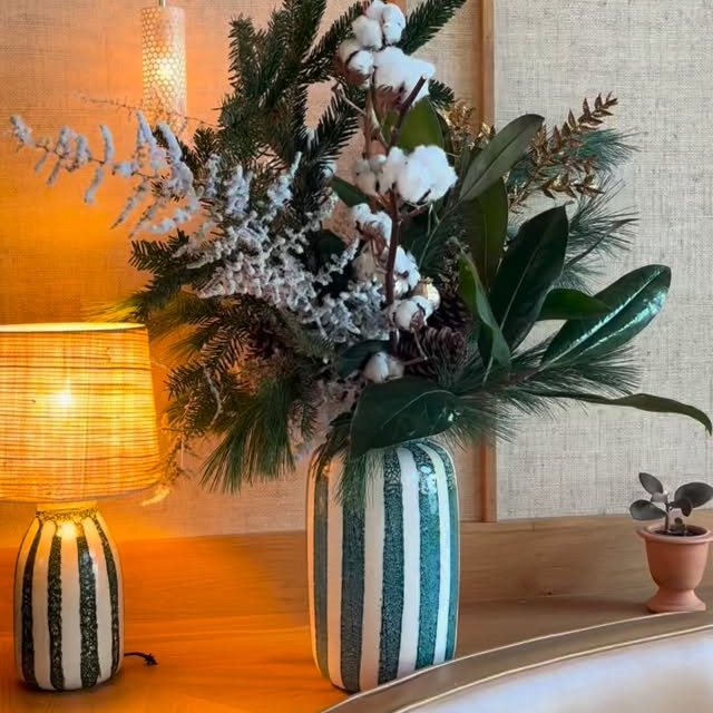 Aujourd’hui 7 vases de Noël livrés et mis en place par nos soins au @lecafedeparisbiarritz . Merci de nous renouveler votre confiance pour vos événements festifs. #fleuristebiarritz #fleuriste #berryfleursdebiarritz #biarritz #bouquetdefleurs #livraisonbiarritz #fleurs #artisanfleuriste #noël2025