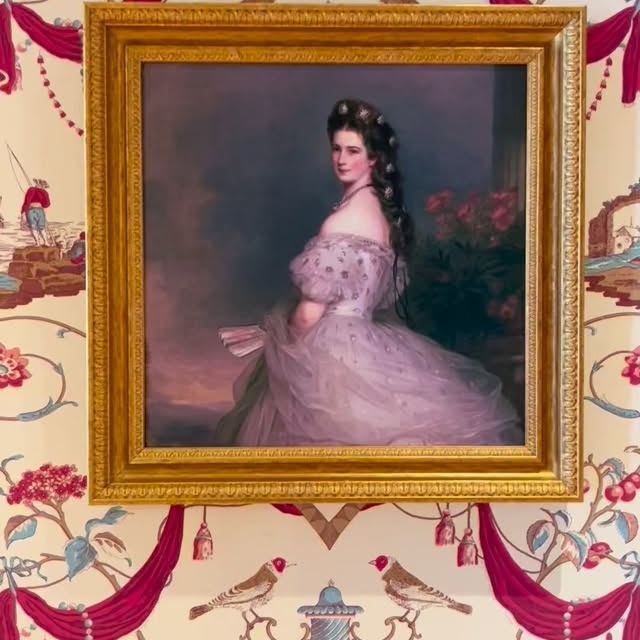 Commande spéciale de dernière minute !!! Anniversaire de mariage. 3 cœurs de roses blanches entourées de roses rouges. 1 XXL de 120cm / 110cm et 2 plus petits qui auront nécessité plus 800 roses ! Tout ça en un temps record afin de satisfaire le client. Mission accomplie grâce à toute l’équipe BERRY. Merci à @agora_biarritz pour leur réactivité, leur disponibilité et leur confiance.( pas facile de trouver autant de roses en si peu de temps) Et enfin merci aux équipes de @hoteldupalais , notamment les gouvernantes et les bagagistes pour l’aide et l’ouverture des portes , parce qu’un cœur comme celui-ci pèse une tonne !😅 Rêvez grand, @berryfleursdebiarritz s’occupe du reste! #berryfleursdebiarritz #hoteldupalais #luxuryhotels #specialorder #fleuristebiarritz