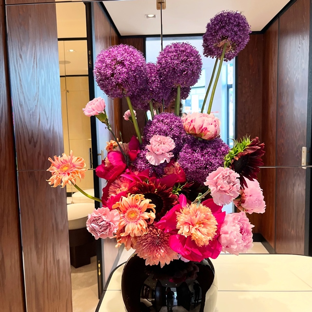 Ail Globe Master, pivoine, œillet, tournesol , gerbera… @chanelofficial #chanel #berryfleursdebiarritz #fleuristebiarritz #abonnementfloral #biarritz