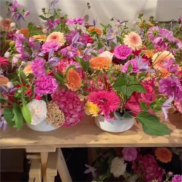 Mariage coloré en préparation !!!!Les jolies photos pour plus tard😉#dahlia #germini #delphinium #hortensia #cosmos #oeillet #gomphrena #clematite #fleuriste #fleuristebiarritz #fleuristemariage #berryfleursdebiarritz