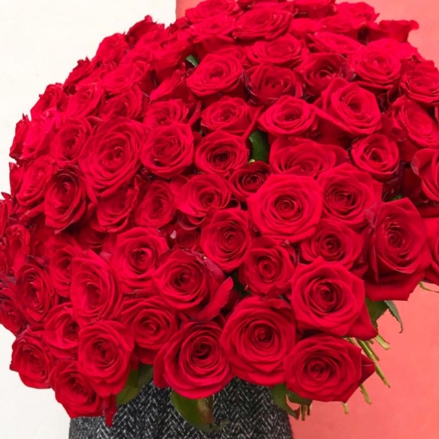 Rouge AMOUR Indémodable rose rouge… #saintvalentin #14février #fleuristebiarritz #amour #fleurs