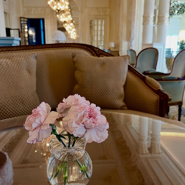 Des petites touches fleuries, les petits détails que l’on remarque sont importants et témoignent de l’attention portée à sa clientèle. @hoteldupalais #fleuristebiarritz #luxuryhotel #decorationflorale #hoteldupalais #lobby
