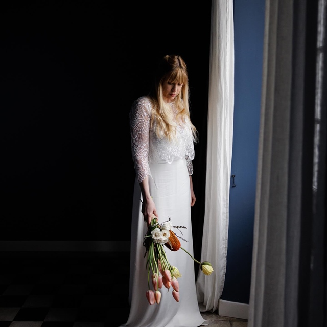 Clair obscur, la talentueuse @chloefayollas sublime les amoureux. Bouquet @berryfleursdebiarritz Lieu @maisonbelzunce #bouquetdemariée #mariagepaysbasque #wedding #fleuristemariage #fleuristebiarritz