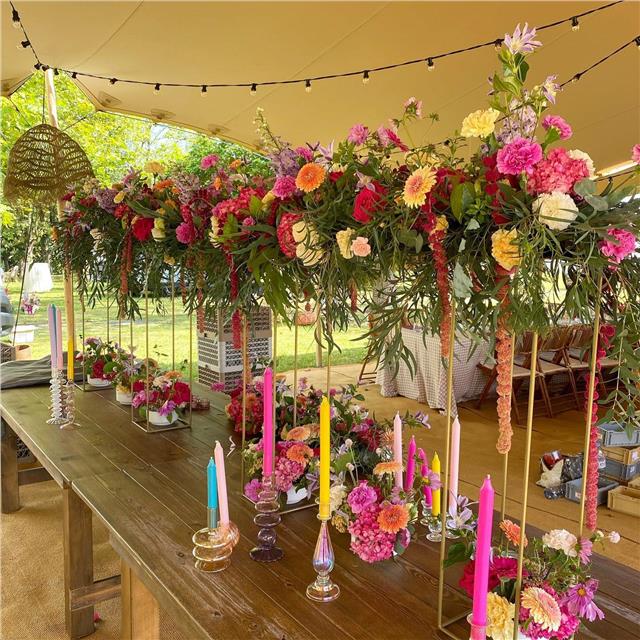 Des fleurs , des fleurs , des fleurs, partout,tout le temps… Une table des mariés ultra colorée pour un mariagepepsy !!#decorationdetable #mariage #tabledesmariés #couleur #weddingday #fleuristemariage #fleuristebiarritz #berryfleursdebiarritz