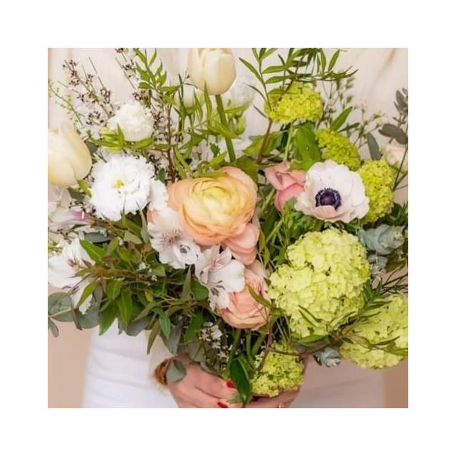 HAPPY MAMIEDimanche 3 Mars on fait un gros câlin à sa mamie et on lui offre un bouquet de fleurs de saison de chez Berry !😊😉Chez Berry vous pouvez aussi commander directement en ligne!! Cliquez sur la photo !Vous pouvez également commander directement en boutique ou bien par téléphone.À très vite !!!#bouquetdefleurs #fleursdesaison #fetedesgrandsmeres #livraisondefleurs #livraisondefleursbiarritz #fleuristebiarritz #fleuristebayonne #fleuristeanglet #artisanfleuriste #anemone #tulipe #renoncule #pavot #viburnum