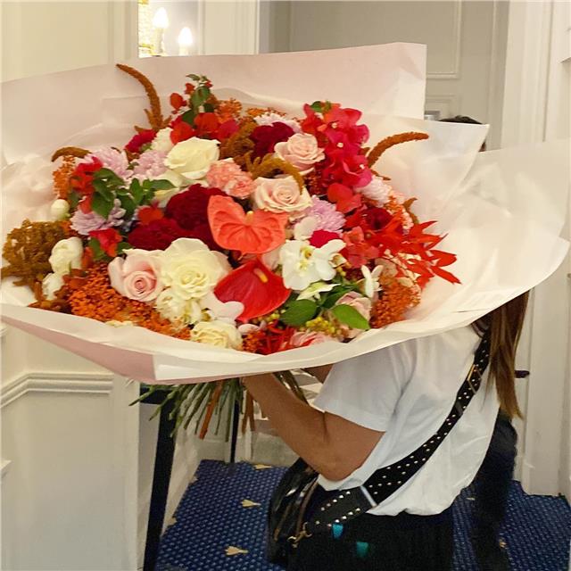 Hier , une dame a été gâtée…Direction @hoteldupalais pour ce bouquet XL qui fait suite aux 3 précédents !!!!Commandes« last minute » , réactivité maximale !!!Client heureux 😀 #fleurs #fleursbiarritz #fleuristebiarritz #fleuriste #fleursdesaison #bougainvillier #campanule #viburnumcompactum #berryfleursdebiarritz
