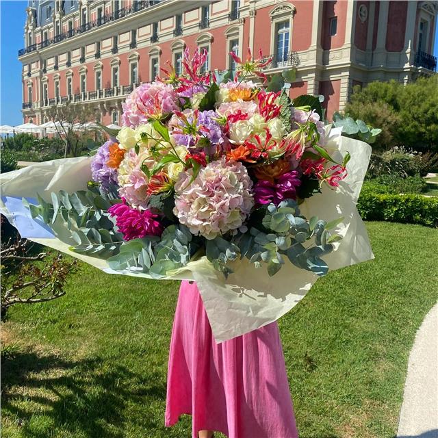 A @hoteldupalais avec ce maxi bouquet fruité !Sous un soleil éclatant on a mixé des hortensias , des gloriosas , des dahlias purple et orange avec quelques roses blanches à gros boutons.#hoteldupalais #biarritz #hortensia #bouquetdefleurs #summerbouquet #fleuristebiarritz #fleuristebasque #artisanfleuriste #berryfleursdebiarritz