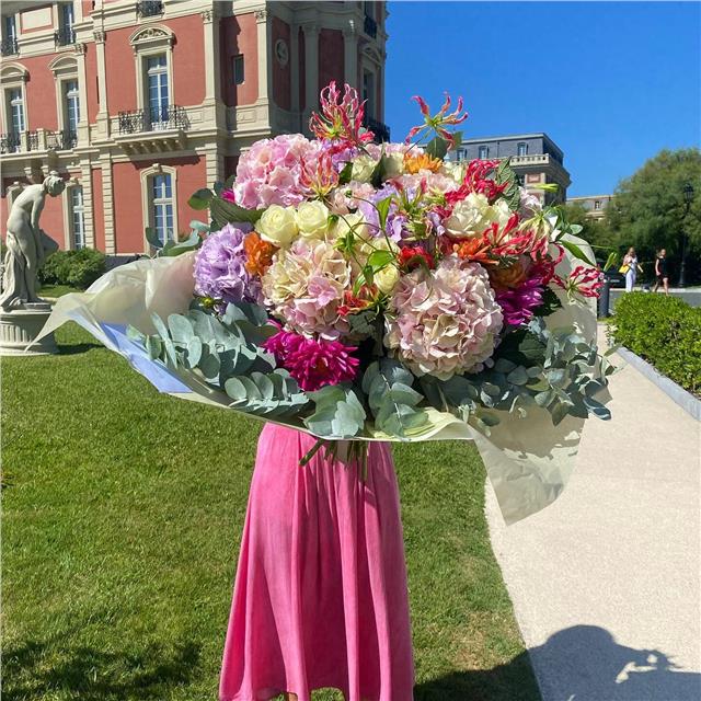 A @hoteldupalais avec ce maxi bouquet fruité !Sous un soleil éclatant on a mixé des hortensias , des gloriosas , des dahlias purple et orange avec quelques roses blanches à gros boutons.#hoteldupalais #biarritz #hortensia #bouquetdefleurs #summerbouquet #fleuristebiarritz #fleuristebasque #artisanfleuriste #berryfleursdebiarritz