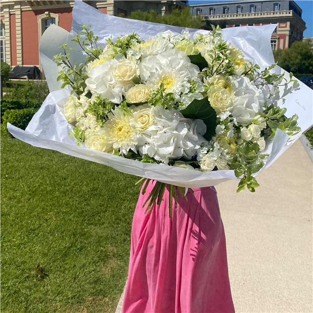 White flowers…Intemporel bouquet de fleurs blanches dans les jardins de @hoteldupalais .#hortensia #whitehortensia #fleursblanches #artisanfleuriste #fleuristebiarritz #berryfleursdebiarritz
