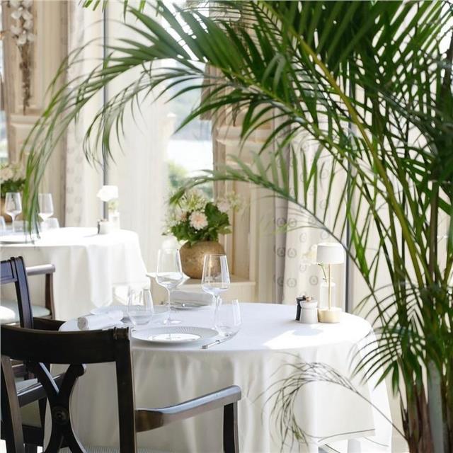 Repost @larotondebiarritz Fierté , honneur et plaisir de fleurir quotidiennement La ROTONDE ; la prestigieuse table de @hoteldupalais .#fleuristebiarritz #biarritz #restaurantgastronomique #hotelbiarritz #fleursbiarritz #berryfleursdebiarritz #hoteldupalais #larotondebiarritz