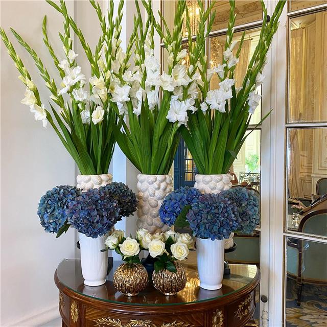 Les vacances ne sont pas encore terminées , la rentrée pas tout à fait dans les têtes, derniers instants à la plage…#fleuristebiarritz #fleuriste #lobby @hoteldupalais @agora_biarritz