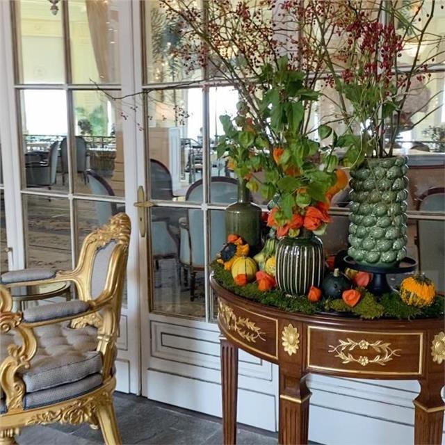 Quand l’automne s’invite à l’Hôtel du Palais.Physalis , coloquintes et corallos , symphonie post-estivale du passage vers l’hiver.#automne #fleursdesaison #physalis #amourencage #baiederoses #fleuristebiarritz #fleuriste #artisanfleuriste #decorationflorale