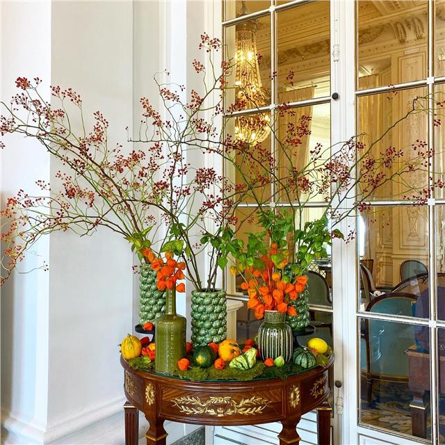 Quand l’automne s’invite à l’Hôtel du Palais.Physalis , coloquintes et corallos , symphonie post-estivale du passage vers l’hiver.#automne #fleursdesaison #physalis #amourencage #baiederoses #fleuristebiarritz #fleuriste #artisanfleuriste #decorationflorale