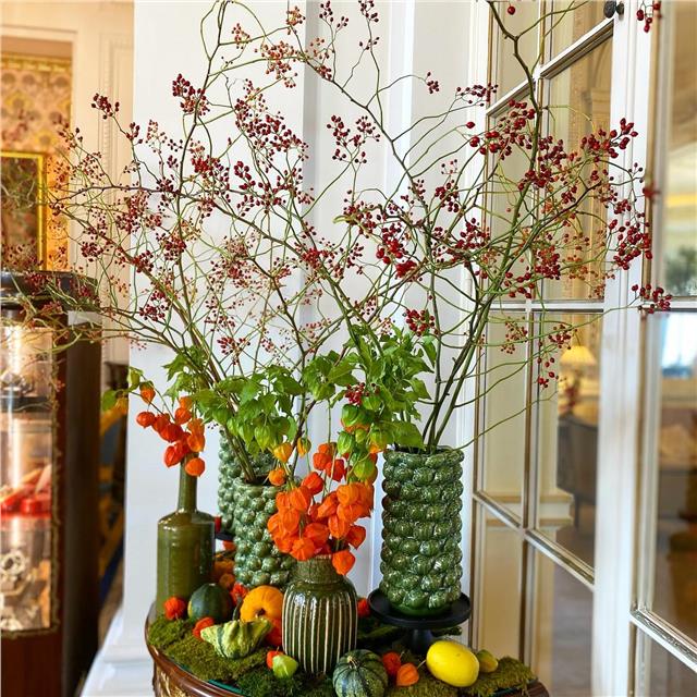 Quand l’automne s’invite à l’Hôtel du Palais.Physalis , coloquintes et corallos , symphonie post-estivale du passage vers l’hiver.#automne #fleursdesaison #physalis #amourencage #baiederoses #fleuristebiarritz #fleuriste #artisanfleuriste #decorationflorale