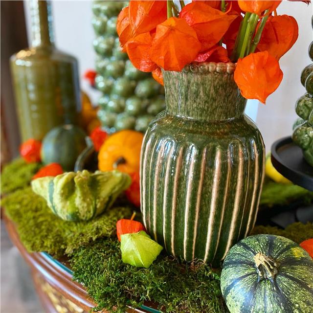 Quand l’automne s’invite à l’Hôtel du Palais.Physalis , coloquintes et corallos , symphonie post-estivale du passage vers l’hiver.#automne #fleursdesaison #physalis #amourencage #baiederoses #fleuristebiarritz #fleuriste #artisanfleuriste #decorationflorale