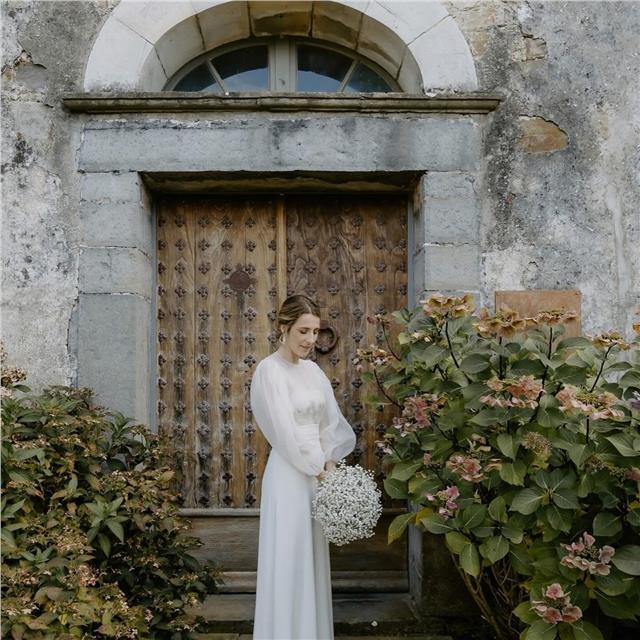 Manon, élégante dans sa robe de mariée @atelier_blanche .Elle a choisi une boule de gypsophile pour son bouquet de mariée. Mariage M & G @maisonbelzunce Crédit photo: @elapoppies #mariage #fleuristemariage #wedding #fleuristebiarritz #bouquetdemariée