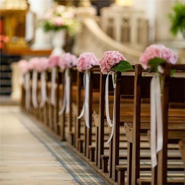 Mariage SAINTE -EUGÉNIE A ceux qui optent pour une cérémonie religieuse à l’église :Un classique, l’hortensia noué avec un joli ruban en bout de banc, une rangée sur deux. Simple et élégant.Photo Merci @crizou_cazser #mariage #wedding #fleuristemariage #fleurdefrance #fleuriste #fleuristebiarritz #hortensia #ruban #fleurmariage #artisanfleuriste #biarritz #mariagepaysbasque #boda #mariage2023 #decorationfloralemariage #fleurmariage #berryfleursdebiarritz
